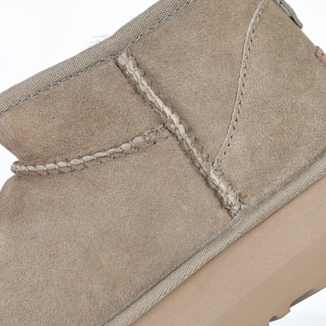 Pick up locally 💰560 The core recommendation is good price UGG Thick-soled short style Zhou Dongyu Same style series Xiaohongshu hot model Henan Longfeng leather production Sheepskin and wool integrated Top quality in the market 2-3 cm cashmere insole to keep warm in winter and suitable for home use UUG has launched a style series in the new year, partially skewed towards the preferences of young consumers, and has also been at the forefront of fashion trends. Shoe body material Water-repellent coated suede upper 17mm UGGPURE™ implanted wool insole Lightweight non-slip comfortable rubber outsole With brand LOGO Trademark Comes with full packaging Size: 35 36 37 38 39 40